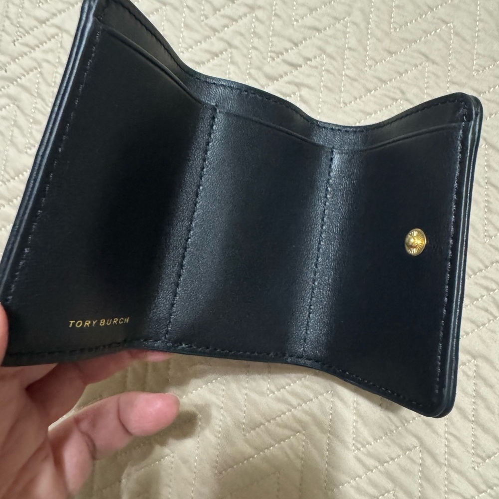 🎉QUICK SALE🎉Tory Burch Small Fleming Wallet - Picture 3 of 8